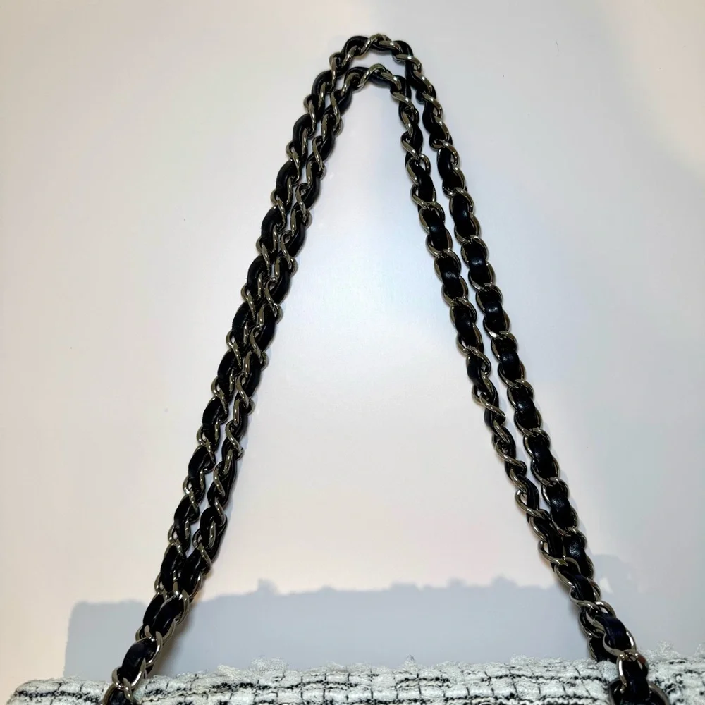 Rare Chanel 2.55 Garden Party CC Logo Charms Flap Bag In White & Black Tweed - Picture 7 of 16